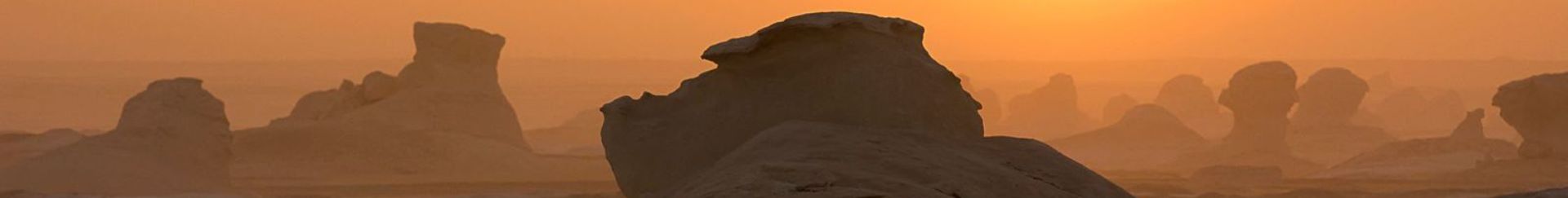 Uitzicht over de heuvels en rotsformaties van de Witte Woestijn in Egypte tijdens de zonsondergang